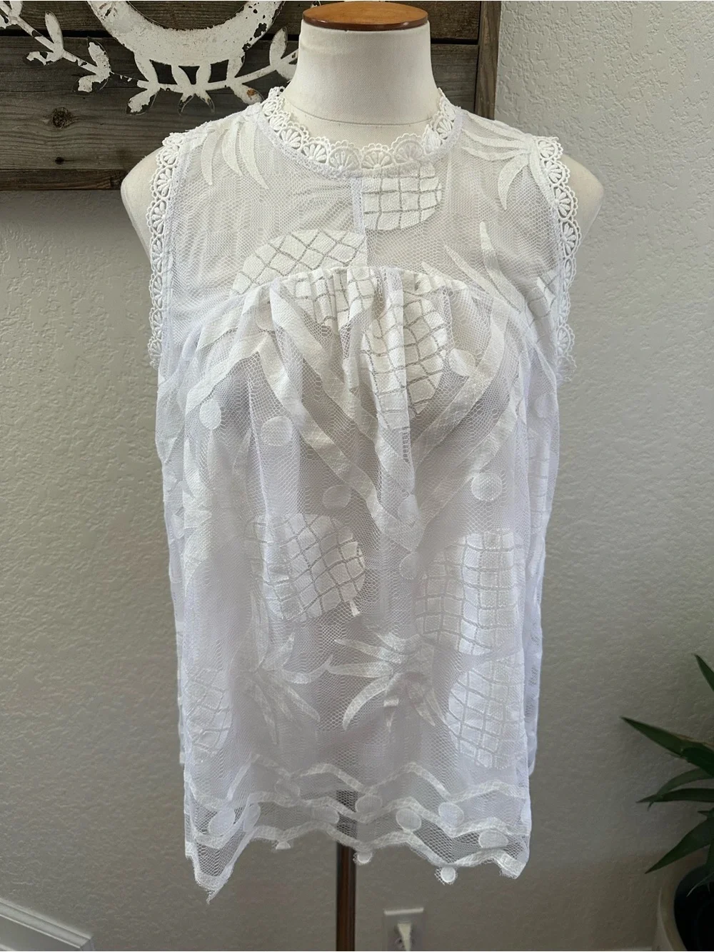 Anthropologie Maeve white sheer sleeveless top tank pineapple motif size 10